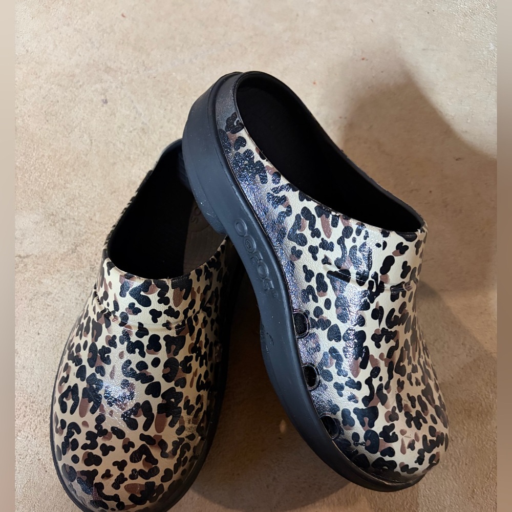 Oofos Leopard Print Clogs